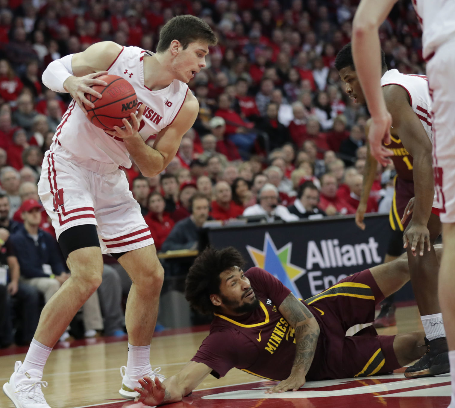 Golden Gophers 59, Badgers 52